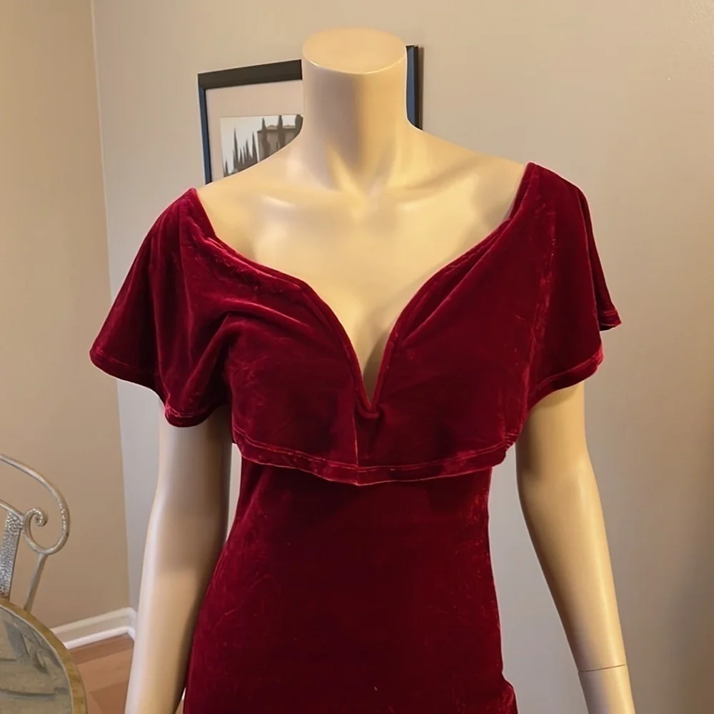 HOLIDAY Symphony Red Off Shoulder Velvet Sexy Dress D/4/A1262